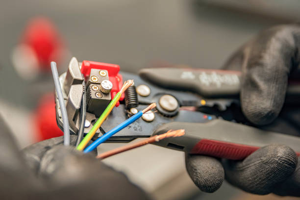 Best Local Electrician Companies  in Newhall, IA